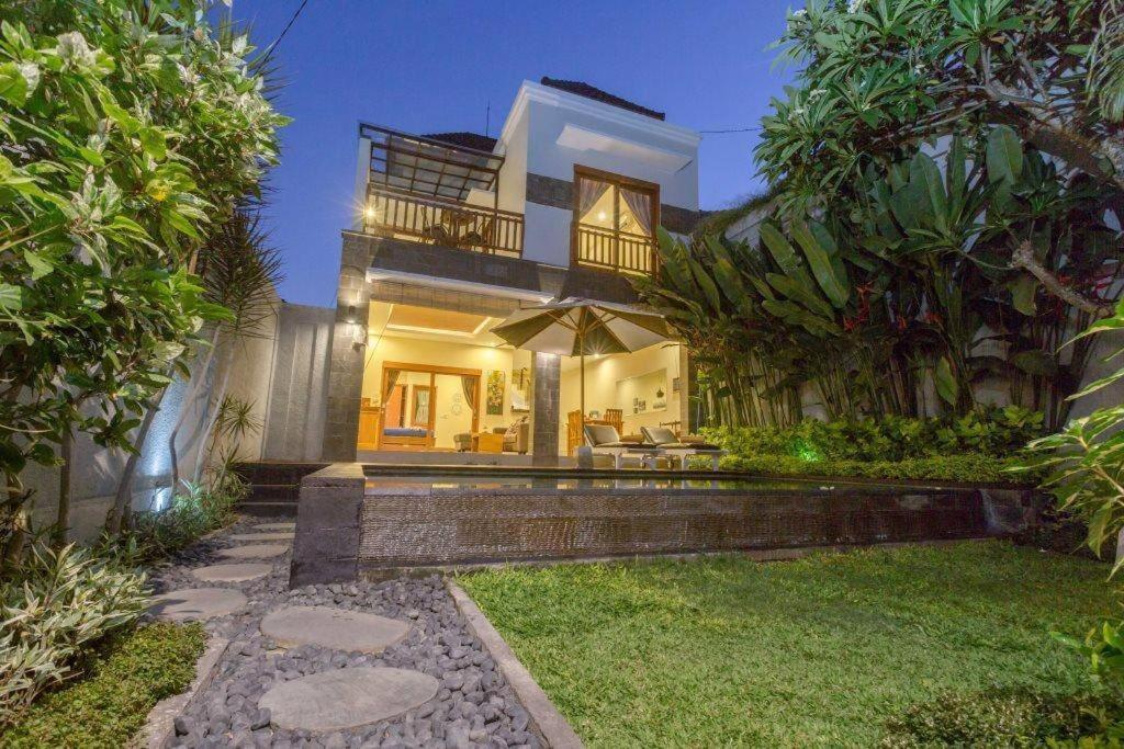 Villa Hitam Putih Legian Bali 세미냑 외부 사진